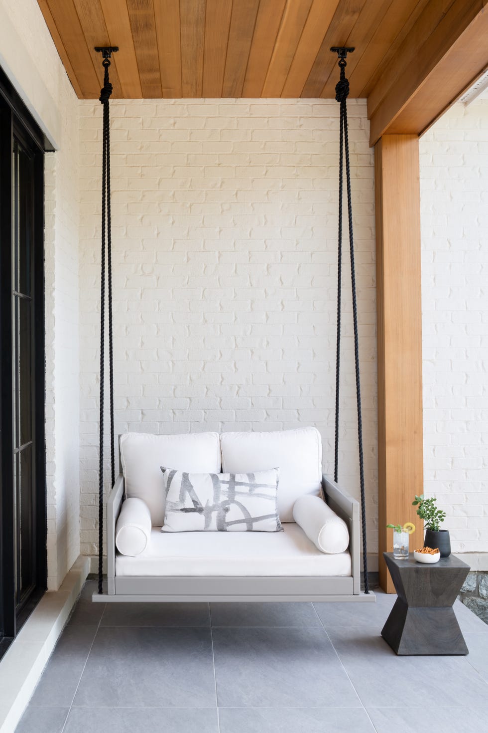 casa nueva pensada para crecer en familia con materiales duraderos y un interiorismo elegante y funcional