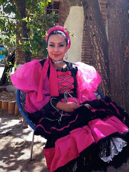 Danseres, Mexico Licht is belangrijk deel IZelfs als je met je iPhone fotografeert kan de kwaliteit van het licht bepalend zijn voor het succes van een foto Zorg bij het maken van een portret dat er geen direct zonlicht in het gezicht van een geportretteerde schijnt Dat zorgt voor harde schaduwen en knijpende ogen Fotograferen in slecht weer kan interessante dingen opleveren maar mijn favoriete licht is bij bewolkt maar helder weer of in open shade of zelfs als het heiig is Om allerlei technische redenen werkt de kleine sensor in de iPhone het best met dit soort lichtDeze prachtige jonge danseres in La Paz in Mexico vond het goed dat ik haar fotografeerde terwijl ze zat te wachten tot ze aan de beurt was tijdens een optreden voor toeristen Doordat ik een goede plek kon vinden om haar te fotograferen waardoor ze niet in de directe zon zat komt haar gezicht net zo mooi uit als het in werkelijkheid is