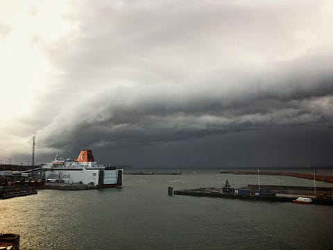 Hoosbui, Zweden Houd je iPhone droogIk ben al eens een iPhone kwijtgeraakt vanwege een enorme stortbui dus mijn advies is om te zorgen je telefoon beschermd is tegen water en stof Afgelopen zomer zag ik in Visby in Zweden deze hoosbui aan de horizon aankomen Ik heb ervoor gezorgd dat ik mijn fotos al klaar had voordat de eerste druppels vielen Ik heb mijn iPhone nu altijd in een waterdichte hoes van SealLine maar je kunt ook prima een andere goede waterdichte hoes gebruiken