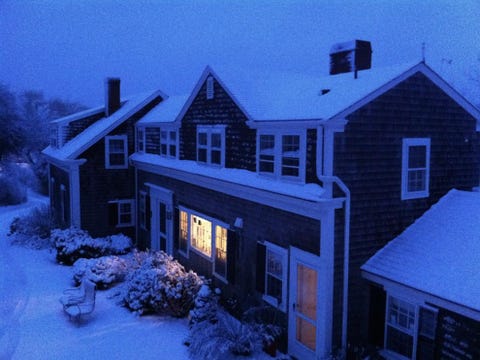 Winter, Cape Cod Licht is belangrijk deel IIMaar deze foto nam ik bijvoorbeeld weer s ochtends vroeg tijdens een sneeuwbui We hebben de mazzel dat mijn familie een huis heeft op Cape Cod ik ga daar graag naartoe in het laagseizoen Ik sta meestal vroeg op vanwege het licht en die ochtend zag ik de sneeuw vallen en het warme licht dat uit de keuken kwam