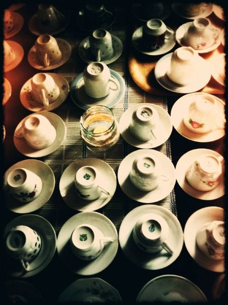 Koffiekopjes, Scandinavië Houd je composities simpelGa op zoek naar makkelijk herkenbare patronen als je fotos neemt met je iPhone Alles in het beeld moet bijdragen aan de sfeer en emotie die je wilt overbrengen Herhalende patronen zorgen voor een ritme dat prettig is voor het oog Houd er verder rekening mee dat fotos die je naar een andere telefoon stuurt ook klein worden bekeken Dat is nog een reden om het beeld simpel en strak te houdenDeze foto met een simpel patroon van kopjes en schotels nam ik in een klein restaurant op de landseilanden tussen Zweden en Finland