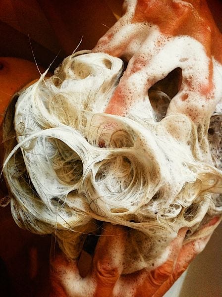 Vrouw die haar haren wast, Brussel De beste camera is de camera die je altijd bij je hebt luidt het adagium Omdat je je iPhone voor verschillende dingen gebruikt is hij altijd in de buurt om de fotomomenten in je leven vast te leggen vooral de onverwachte Je vergeet niet gauw je telefoon mee te nemen van huis Dat gaat niet altijd op voor gewone cameras Hoewel de kwaliteit van de cameralenzen op telefoons nog niet echt perfect is kun je doordat je altijd een camera bij je hebt fotos nemen en ze vervolgens delen met vrienden en familie of op sociale media Met de camera op je telefoon kunnen je heel intieme en zelfs ontroerende fotos nemen Dat is natuurlijk geweldigOmdat ik mijn iPhone altijd bij me heb was het simpel om deze closeup te nemen van mijn vrouw Sisse Brimberg terwijl ze haar haren wast in een Brussels hotel Ik vind het verbazingwekkend hoe dichtbij je kunt komen met deze camera