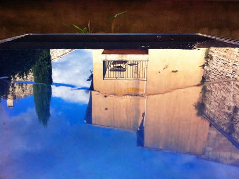 Weerspiegeling, Provence Wees alert op mooie weerspiegelingenWeerspiegelingen zijn een van mijn favoriete visuele themas Je komt ze overal tegen in plassen ramen spiegels en glimmende voorwerpen Op deze foto genomen in het Franse Arles zorgt het regenwater op een blauw tafeltje voor een bijzonder perspectief en landschapNatuurlijk is het licht in ZuidFrankrijk altijd betoverend vooral in Arles waar we onze National Geographicfotoworkshops geven Door deze weerspiegeling op het tafeltje op ons balkon werden die bekende tinten geel en blauw van de Provence extra geaccentueerd