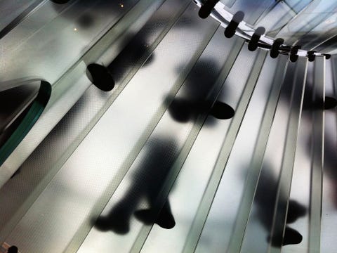 Apple Store, New York Zoek verrassende spannende standpuntenTijdens mijn fotoworkshops benadruk ik altijd het belang van fotograferen vanuit bijzondere hoeken en perspectieven Dat geldt net zo goed voor fotograferen met een iPhone Zoek een hoog camerastandpunt of juist een laag maar probeer altijd een verassend perspectief te kiezen Bij een bezoek aan de Apple Store op Fifth Avenue in Manhattan zag ik dat de bezoekers zorgden voor een heel dynamisch motief op de doorschijnende trap in de winkelAls je zon soort situatie ziet kun je ook een kort filmpje maken met je iPhone en dat bewerken met iMovie
