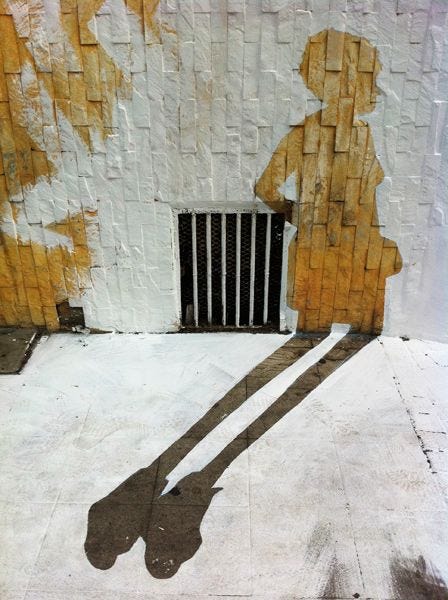 Straatkunst, Arles Wees alert op abstracte fotos en humorSommige van mijn favoriete fotos zijn van die maffe straatkunst die je tegenkomt als je op ontdekking gaat op nieuwe locaties Ga op zoek naar onconventionele beelden bijvoorbeeld met humor schaduwen of spiegelingenHet is zo leuk om een camera bij je te hebben vooral als je wat rondslentert in een stad die je nog niet kent Je weet nooit wat je gaat tegenkomen Deze foto is genomen in Arles in Frankrijk tijdens een kunstfestival waarbij delen van de oude stad waren versierd met werk van kunstenaars