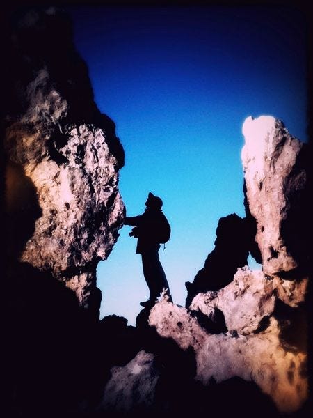 Vrouw op een rots, Baja California Fotografeer mensen of objecten voor een indruk van de schaalHet is altijd handig om te zorgen dat er een persoon of object in beeld is zodat je een indruk kunt krijgen van de schaalSisse Brimbert mijn vrouw en professionele fotografiepartner ging voor deze foto tussen de rotsen staan in de woestijn van Baja California om te laten zien hoe groot ze zijn Ik ben altijd op zoek naar silhouetten om dynamische beelden te kunnen maken