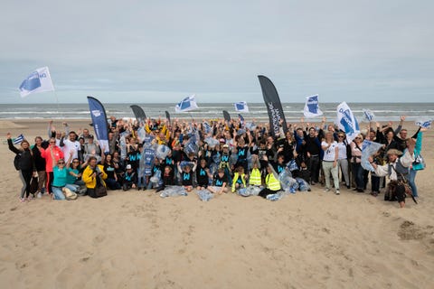 Groepsfoto op het strand van Zandvoort tijdens de National Geographic Beach cleanup