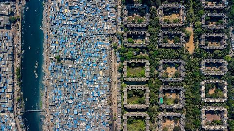 Langs de rivier de Mithi nabij de National Stock Exchange of India in Mumbai is een sloppenwijk verrezen In deze stad vind je naast een privpaleis van twee miljard dollar en 27 verdiepingen ook de grootste sloppenwijk van Azi
