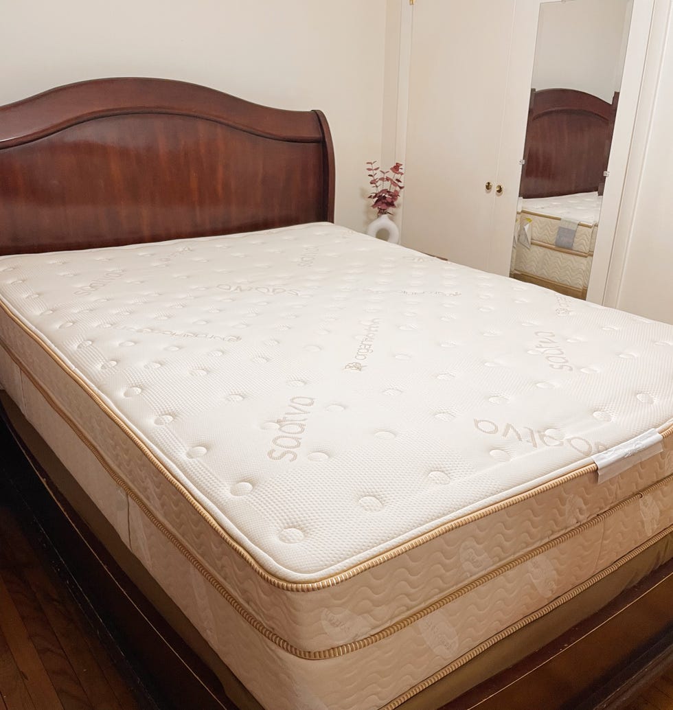 uma cama com um lençol branco