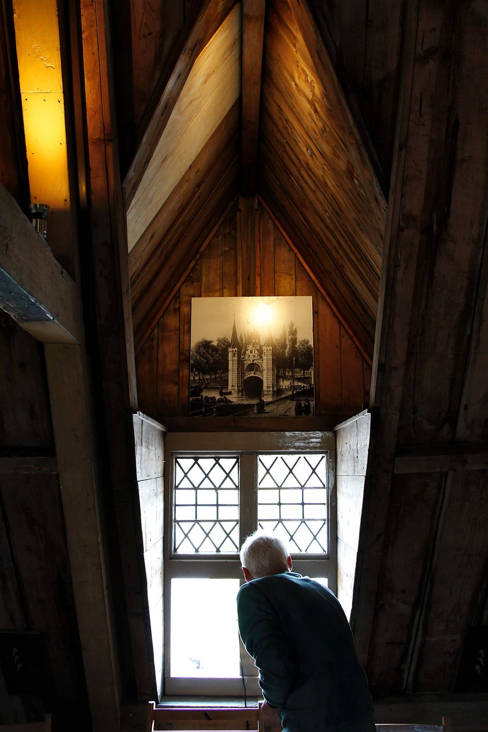 Ko Smorenburg is stadsgids van Sneek en heeft de sleutels van de Waterpoort