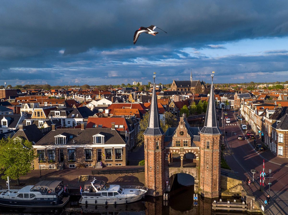 Sneek met op de voorgrond de Sneker Waterpoort