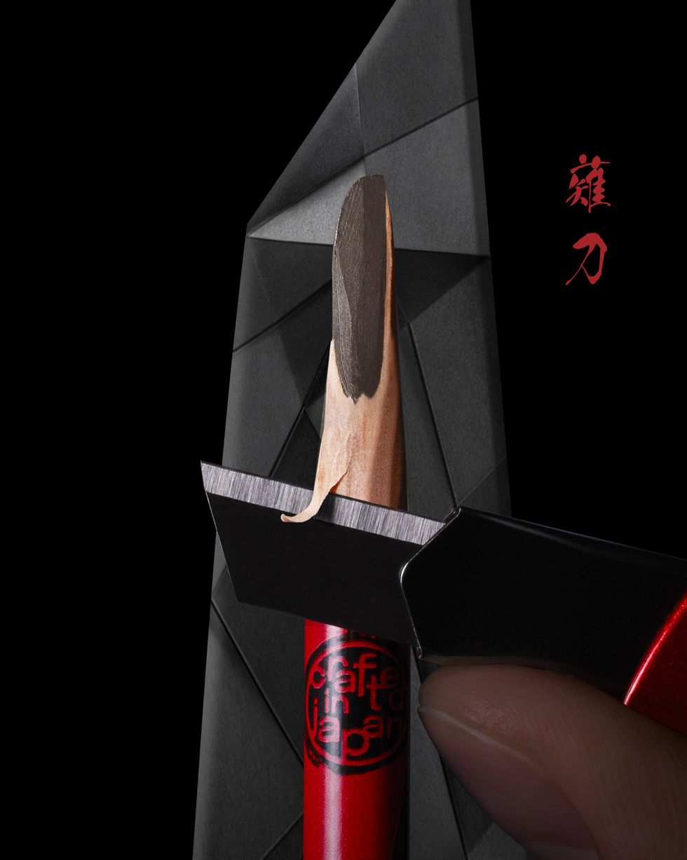 武士刀形狀的極薄刀鋒與彎弧角度創造眉筆的完美手感，打造根根分明的眉流感