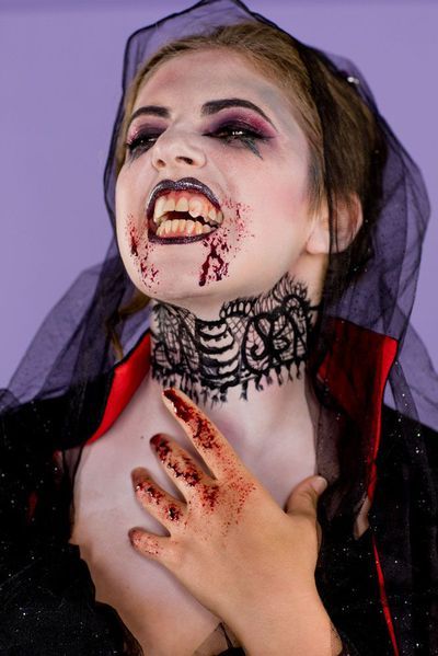 My queen  Vampire makeup halloween, Vampire makeup, Halloween makeup looks