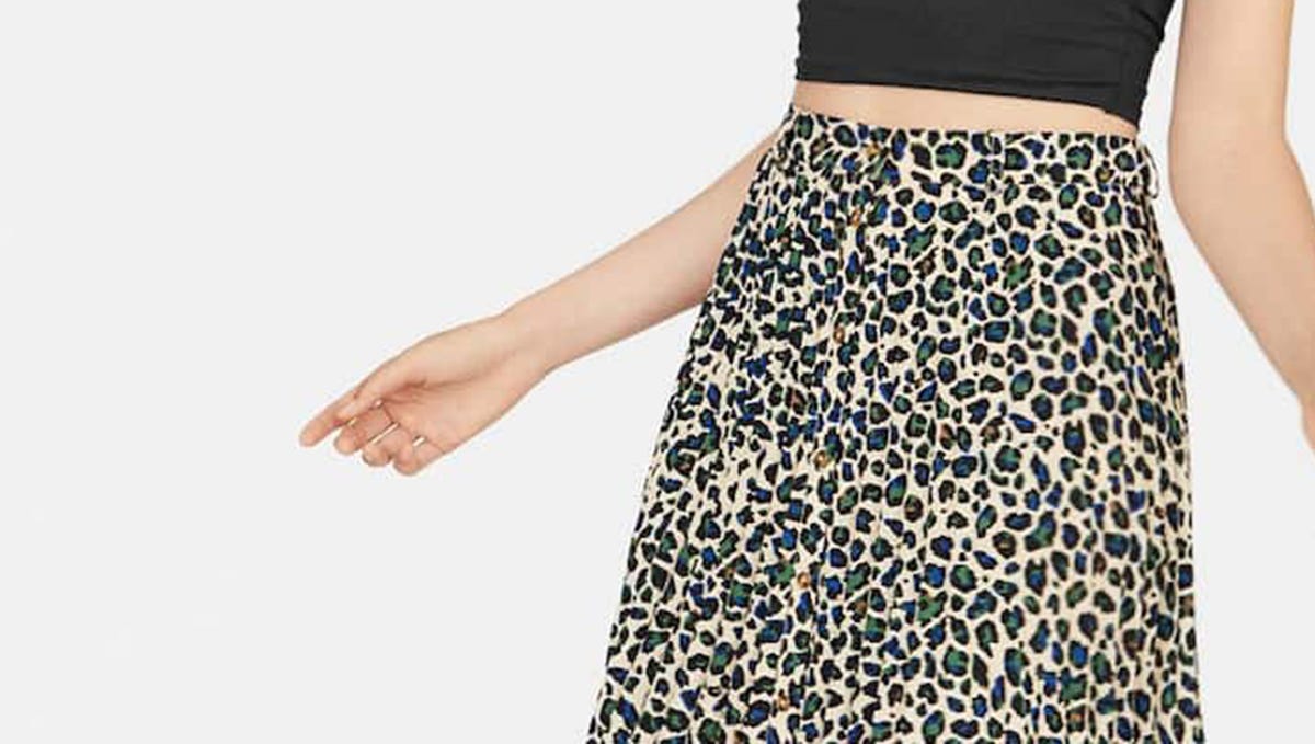 Falda de satén con estampado de leopardo: Elegancia versátil