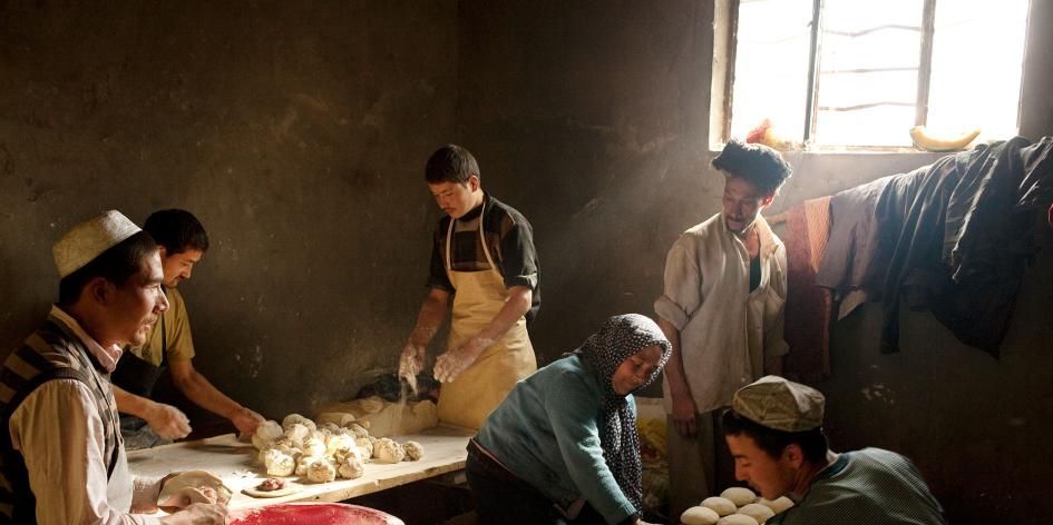 Oeigoeren een islamitischetnische minderheid in de Chinese regio Xinjiang maken schapenvleespasteitjes in de keuken van een restaurant