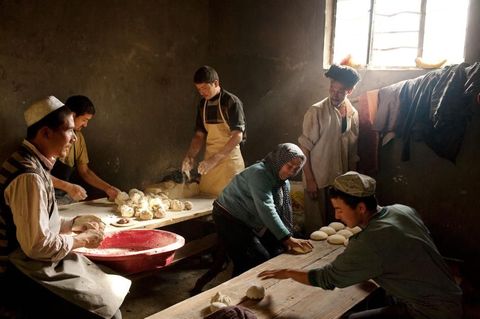 Oeigoeren een islamitischetnische minderheid in de Chinese regio Xinjiang maken schapenvleespasteitjes in de keuken van een restaurant