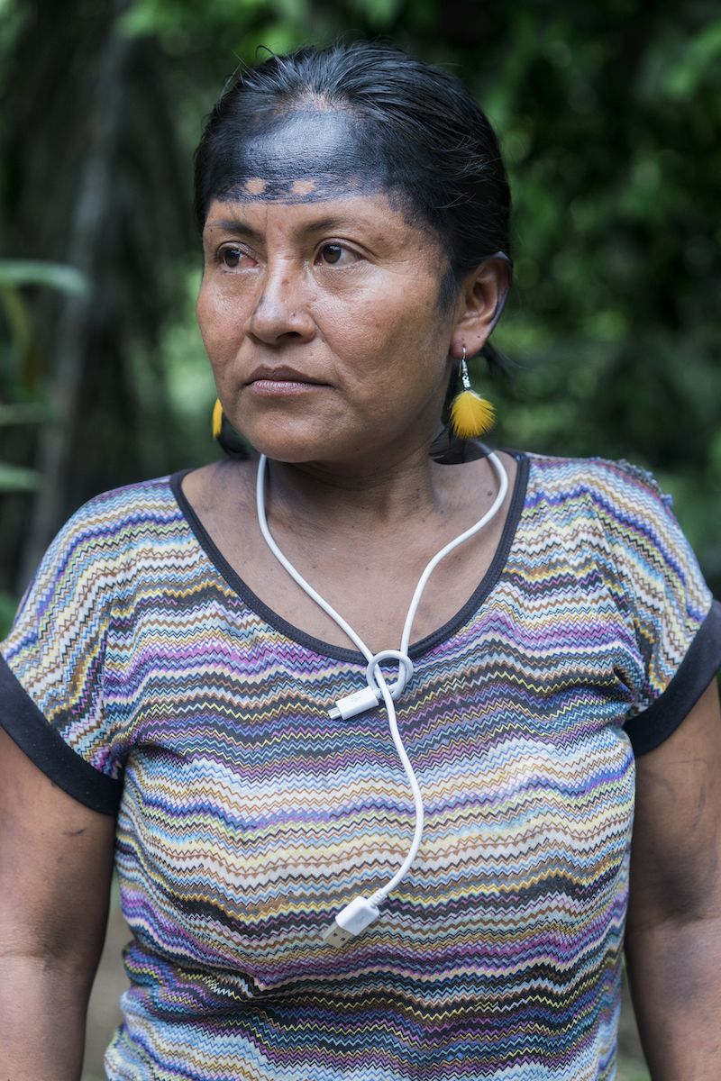 imelda gualinga sta andando alla wayusa net, una capanna con connessione satellitare a internet nel villaggio di sarayaku, amazzonia, ecuador