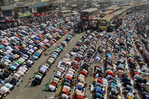 Tijdens het festival Ijtema bidden mensen in Dhaka Bangladesh op straat De Bisjwa Ijtema is een van de belangrijkste samenkomsten in de islamitische wereld en wordt elk jaar in Dhaka gehouden De viering trekt miljoenen gelovigen aan die tijdens de drukte niet allemaal op de daarvoor bestemde plekken kunnen bidden dus gaan grote aantallen mensen naar de Tongi de hoofdstraat van Dhaka In die periode wordt al het verkeer stilgelegd en zijn oversteekplaatsen buiten gebruik