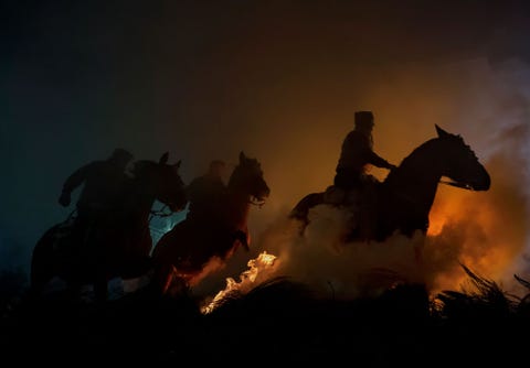 Elk jaar wordt in Spanje rond de naamdag van de heilige Antonius het feest van de loutering der dieren Las Luminarias gevierd In de provincie vila springen ruiters met hun paarden door grote vuren heen een traditie die sinds de achttiende eeuw in ere wordt gehouden Het welzijn van de dieren wordt niet geschaad en het is een ritueel dat jaarlijks wordt uitgevoerd Om de foto te kunnen maken verhuisde ik van Sevilla naar San Bartolom de Pinares omdat ik zeer genteresseerd ben in het fotograferen van voorouderlijke riten