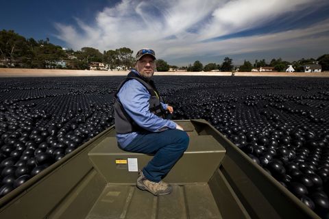 Men probeerde het water van het reservoir te koelen met schaduwballen een goedkoper alternatief dan verdere chemische behandeling De ballen hebben het bijkomende voordeel dat ze de verdamping tegengaan wat in de vier jaar durende droogte in Californi veel uitmaakt