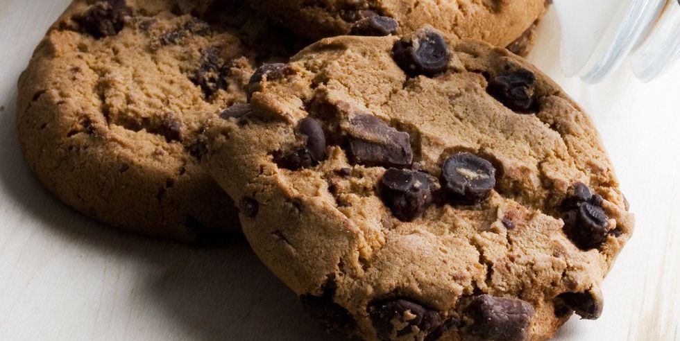 ブラウンシュガーではなく白砂糖を使うと、薄くてパリっとしたクッキーに｜チョコチップクッキーをおいしく作るコツ
