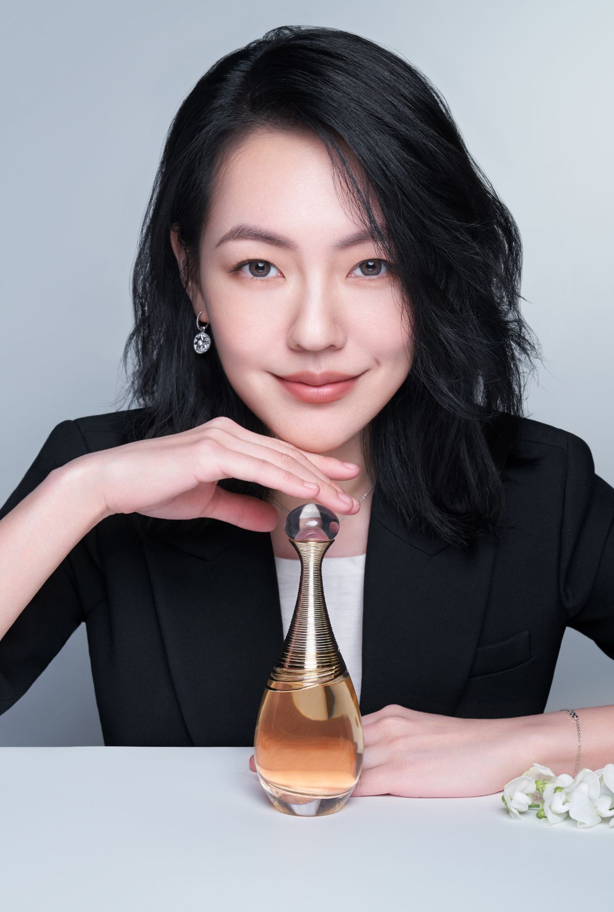 既是奔放大膽的魅力女神，也是性感自信的氣場女王！小S摯愛「J'adore極蘊香氛」全新登場，獨特格拉斯晚香玉氣息令人一聞心醉、深深淪陷！