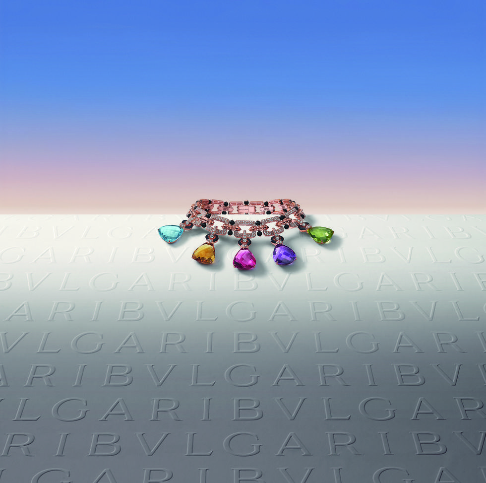 magnifica系列hidden treasures頂級彩寶與鑽石頸鍊，五顆主石包含紅碧璽、紫水晶、黃水晶、石英、海水藍寶，均可單獨拆卸下來作為單獨鍊墜或是耳環，bvlgari。