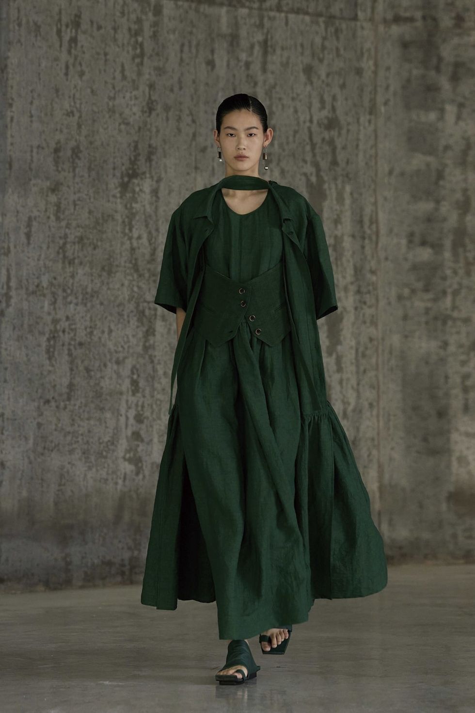 森林綠馬甲設計寬鬆長裙，uma wang at onefifteen初衣食午。