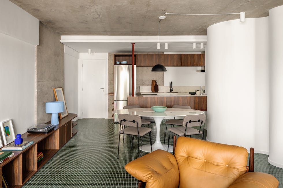 apartamento de 92 metros convertido en un hogar funcional con curvas, ceramica y una cocina suspendida