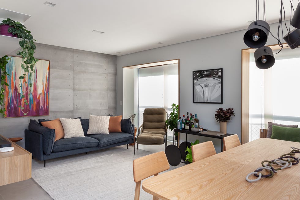 despues de unos anos, esta familia reformo su casa de 100 metros abriendo la cocina e incorporando el balcon al salon