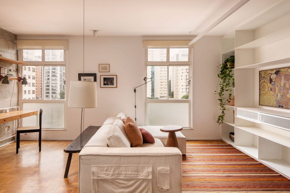 celosias en la cocina y una puerta roja, la reforma de este apartamento conecta funcionalidad y diseno