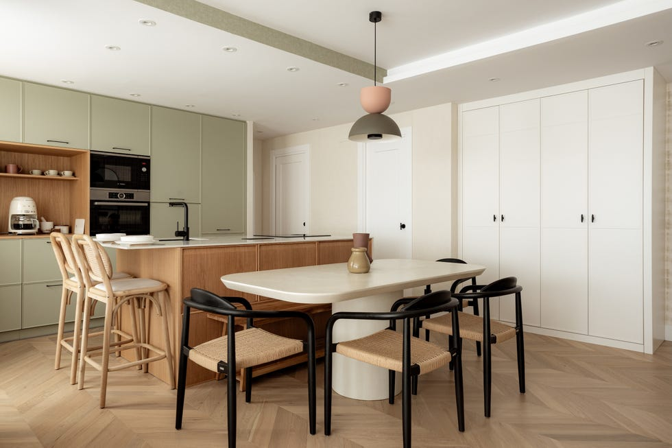 cocina moderna abierta con isla y comedor