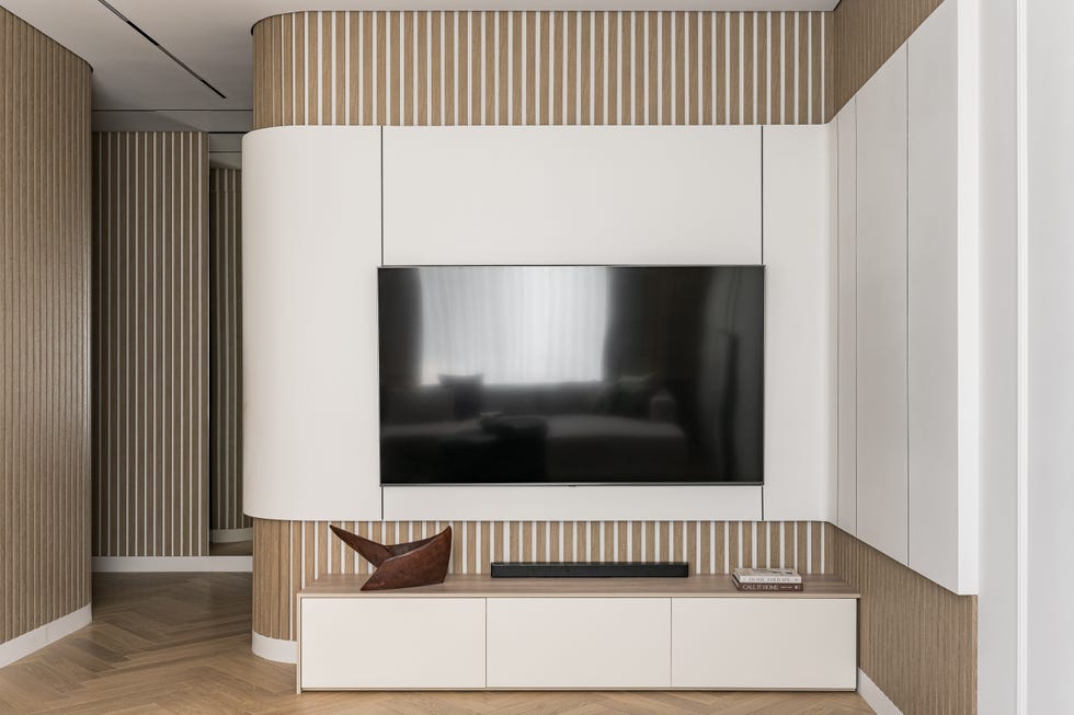 diseñada por pinteriors, esta casa combina líneas puras, curvas suaves y una paleta clara con texturas naturales, logrando un interior funcional, acogedor y lleno de detalles cuidados.