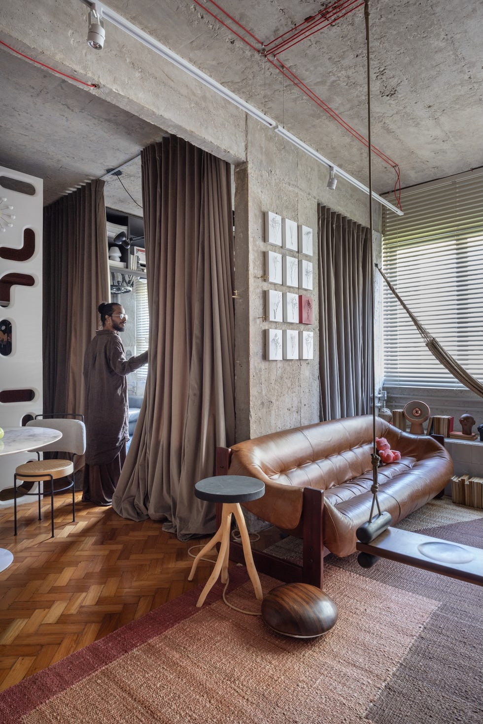 casa de 45 metros es un estudio de arquitectura, un taller creativo y una zona de relax con hamaca, columpio y un bano triangular