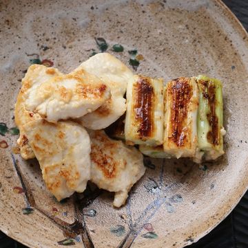 鶏肉と白ネギの粕漬け のレシピ・作り方｜ELLE gourmet [エル・グルメ]