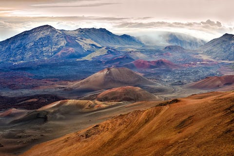 10x Plekken op Hawaï die je omverblazen De weg naar de 3055 meter hoge slapende vulkaan Haleakala is niet voor bangeriken Ingewijden gaan vroeg op pad vaak al om half vijf s ochtends doorstaan de griezelige autorit ernaartoe hijsen zich in winterkleding trekken handschoenen aan en nemen thermosflessen vol hete koffie mee Het is allemaal mr dan de moeite waard voor dat moment van pure magie wanneer de zon boven de wolken uitkomt Volgens nieuwe regelgeving moet er voor het bekijken van de zonsopgang op Haleakala gereserveerd worden dus boek ruim van tevoren om dit avontuur te kunnen inplannen tijdens je bezoek aan Hawa En wat je ook doet verwar de autorit naar de top van de Haleakala op Maui Nui niet met de oostelijke toegang die uren rijden voorbij Hana ligt Wanneer de zonsopgang voorbij is kun je beter niet de lange stoet autos naar beneden volgen maar even de tijd nemen voor een korte wandeling over het 800 meter lange Pa kaoaopad en daar van een prachtig uitzicht genieten