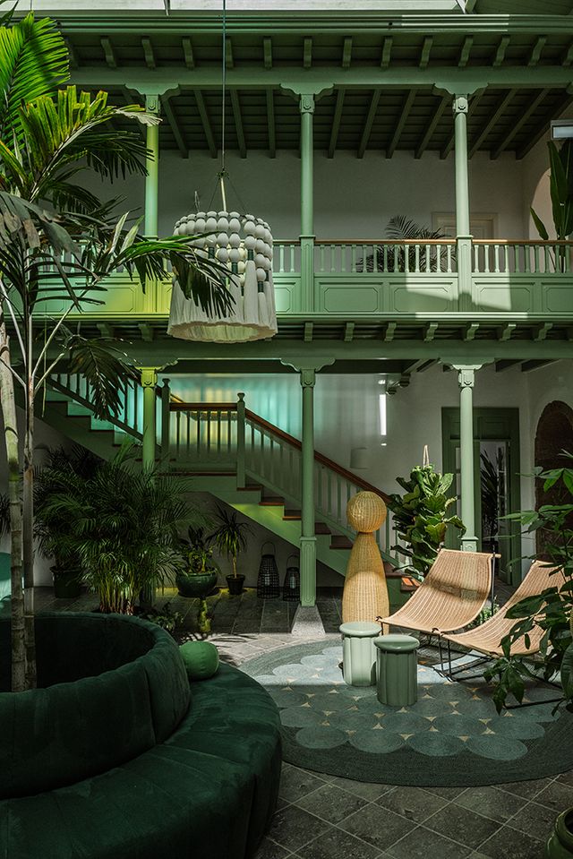 patio verde en el hotel cesar lanzarote con escaleras y hamacas de mimbre