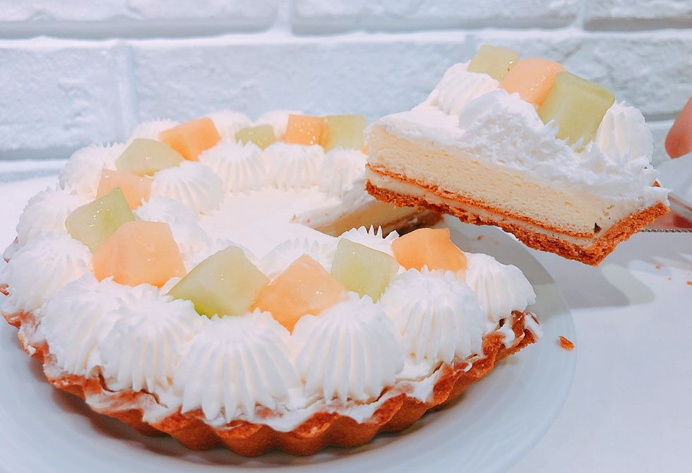 蛋糕名店亞尼克推出多款夏日新品，「心凍芒果」生乳捲、仲夏鮮芒派塔、北海道泡芙蛋糕、手工泡芙、芒果奶霜、鮮芒夏洛特等。