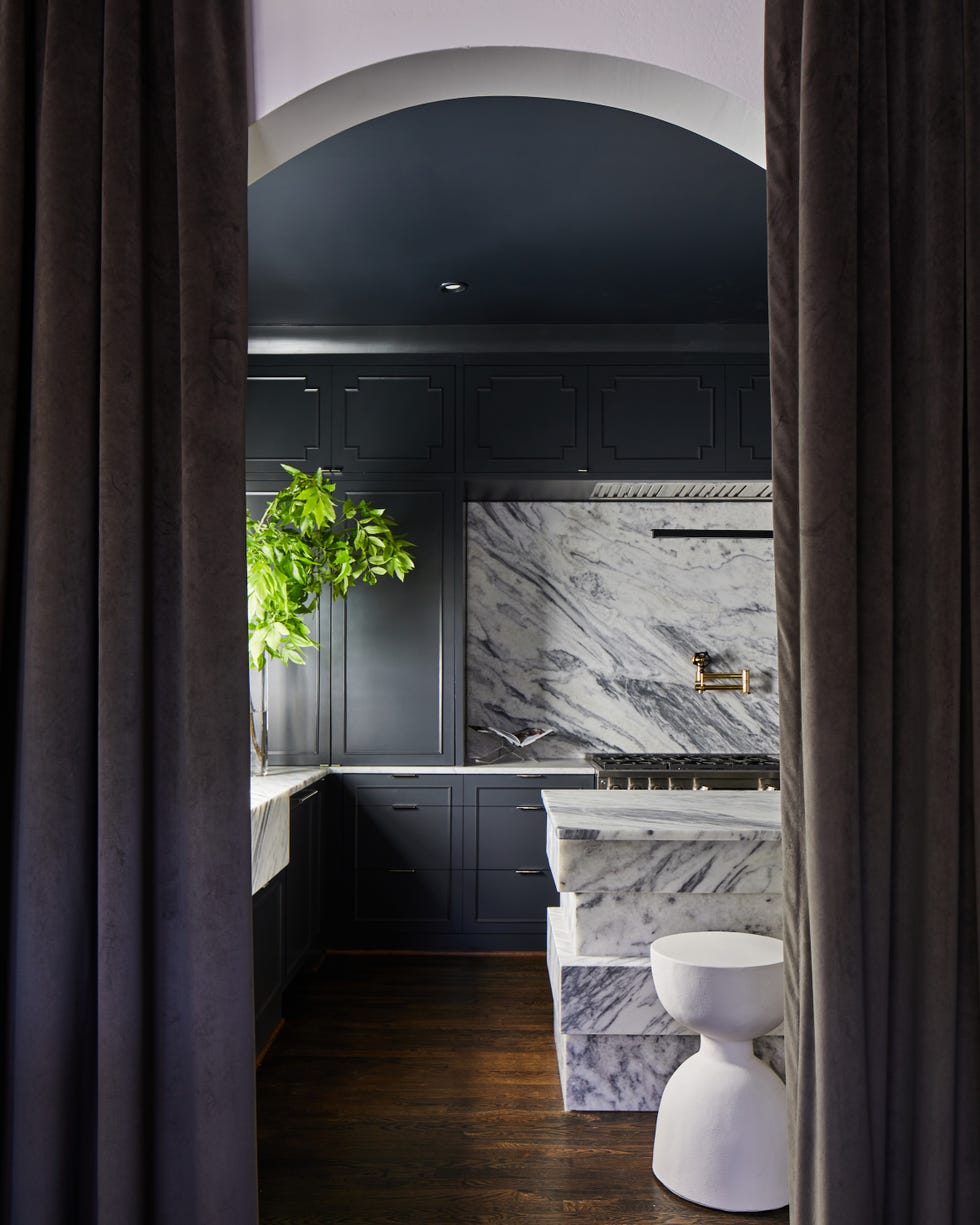 lineas elegantes, piezas de diseno y sobre todo el negro definen este proyecto que desafia las normas