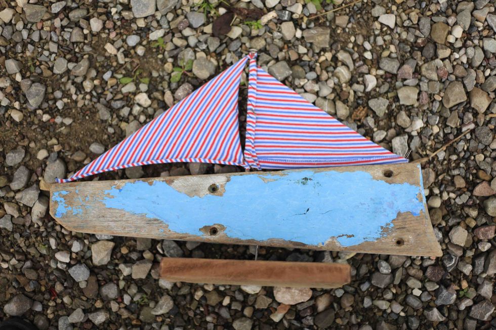 una barca scultura, uno degli "oggetti unici" creati dai ragazzi di astronave lab e in vendita su loro sito