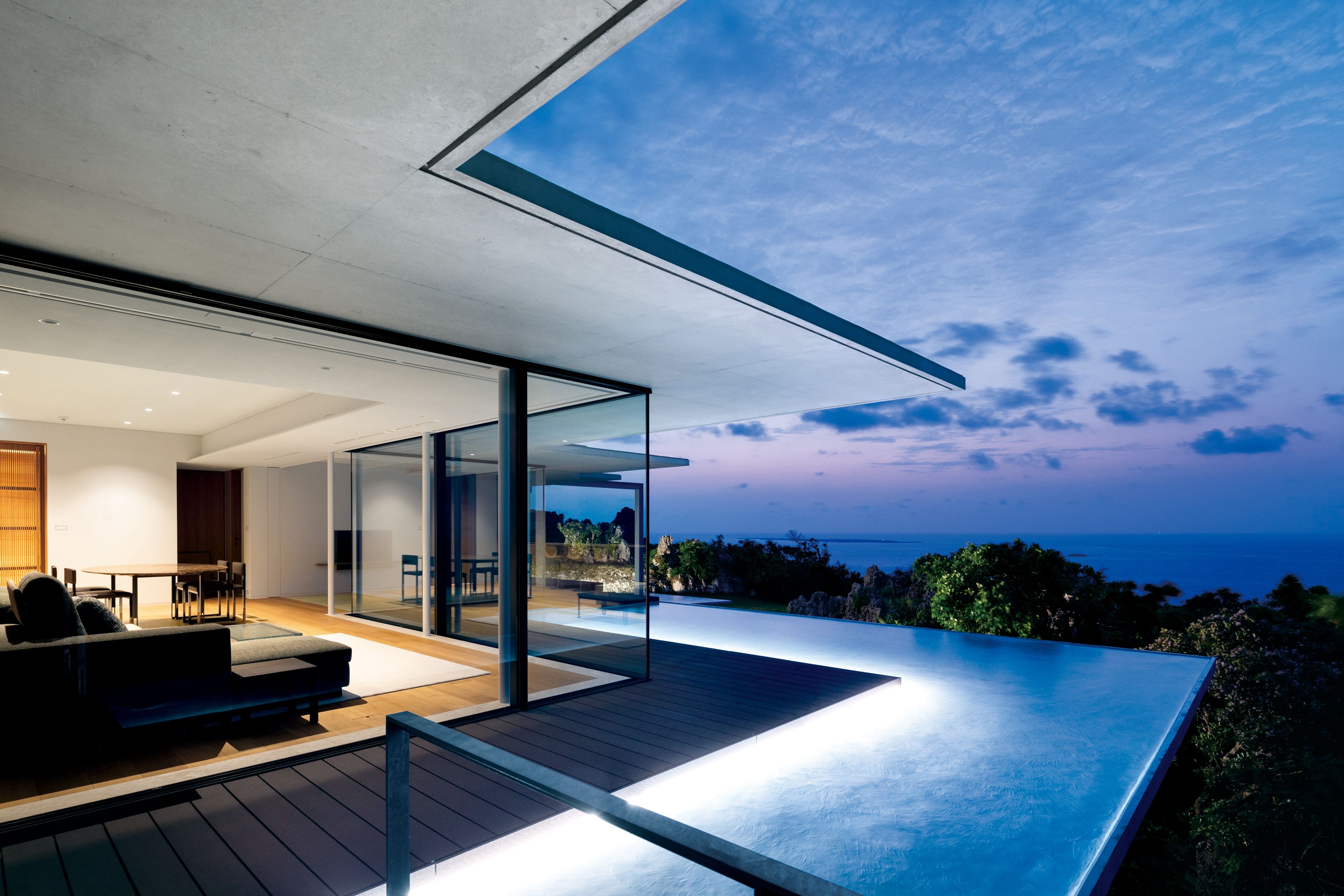 沖縄の海と空を堪能するためにつくり上げられた簡潔で美しい別荘