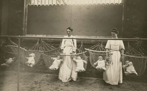 Om tijdens de oorlog aan het thuisfront te kunnen werken hebben Franse moeders hun babys in een kraamzaal ondergebracht