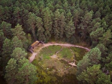 een van de steencirkels bij odry is voorzien van een panoramadek voor bezoekers