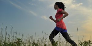 vrouw rennen natuur alleen hardlopen