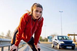 een vrouw is vermoeid tijdens het hardlopen