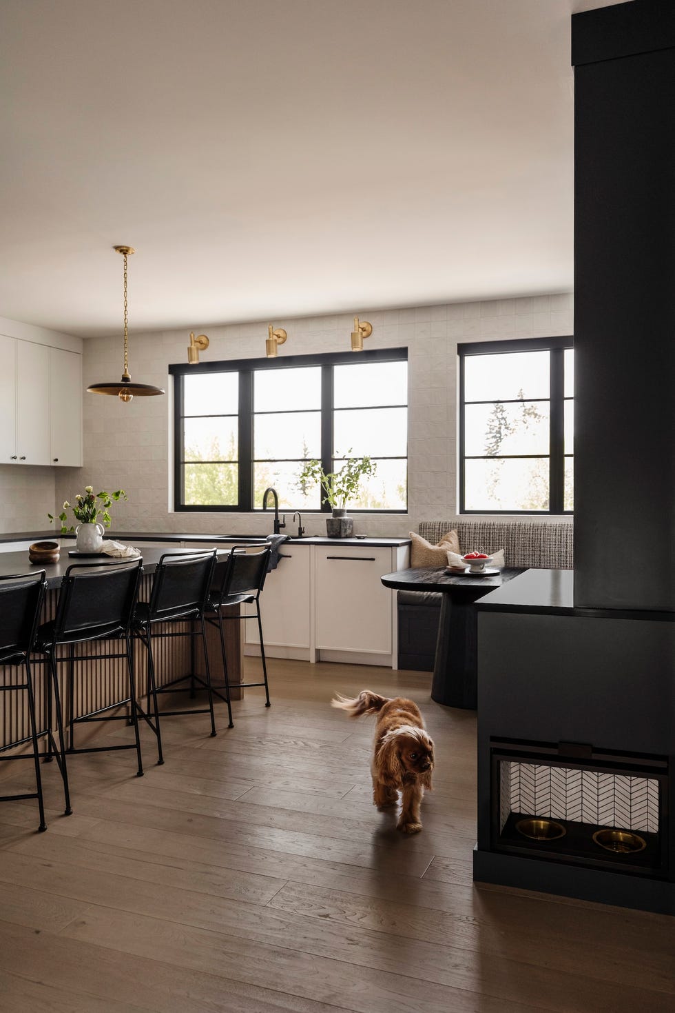 vivienda familiar que combina madera, metales brunidos y diseno a medida para vivir con estilo y funcionalidad