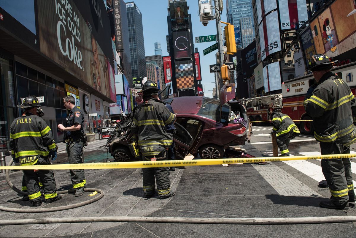 Lynsey Addario was als een van de eerste fotografen ter plaatse nadat een automobilist een spoor van vernieling gewonde voetgangers en een dode achterliet op Times Square in New York