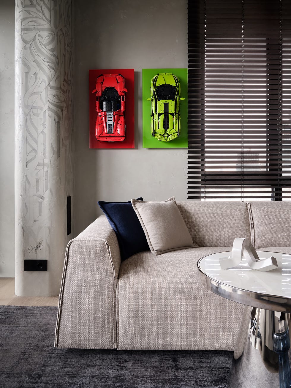 apartamento con isla de cocina escultorica, arte personalizado y soluciones funcionales a medida