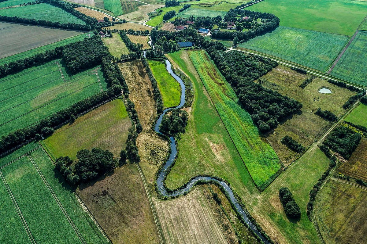 In 1963 werd een groot deel van de Ruiten Aa in OostGroningen gekanaliseerd Al jaren werkt Waterschap Hunze en Aas samen met andere overheden en natuurorganisaties aan het terugbrengen van de bochten in de beek om zo een te snelle waterafvoer te voorkomen en de biodiversiteit rond de stroom terug te brengen