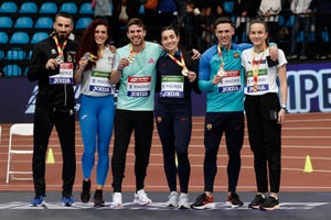 foto de familia de los ganadores en la prueba de 400m masculino y femenino del campeonato de españa de atletismo en pista cubierta